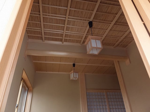 玄関天井は木小舞天井